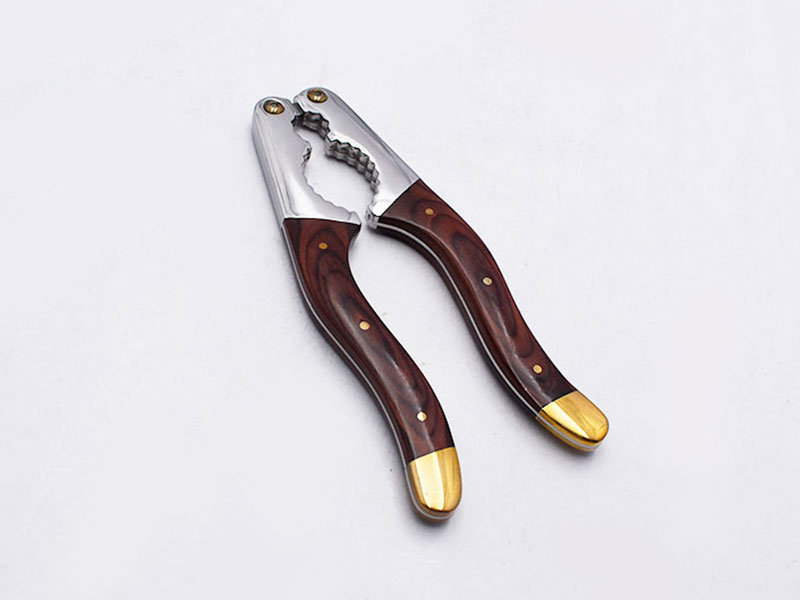 Walnut clamp/cracker with pakka wood handle CH046